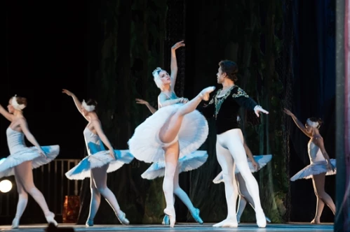 Les Ballets de St Petersbourg présentent "Le Lac des Cygnes"